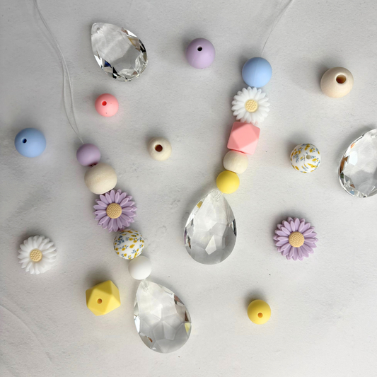 Sonnenfänger DIY Set – 10x Bastelset mit Kristallen, Perlen & Faden - Gänseblümchen