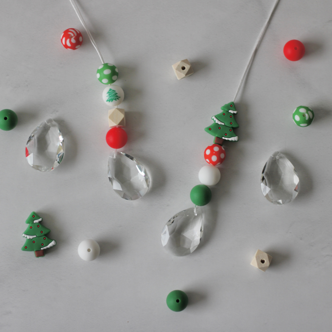 Sonnenfänger DIY Set – 10x Bastelset mit Kristallen, Perlen & Faden - Weihnachts-Edition Tannenbaum