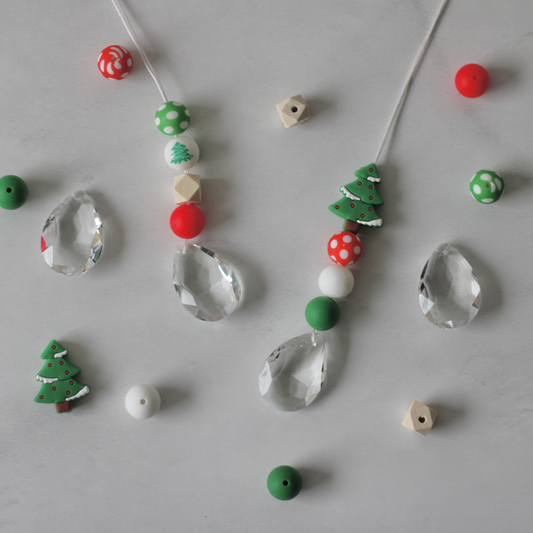 Sonnenfänger DIY Set – 10x Bastelset mit Kristallen, Perlen & Faden - Weihnachts-Edition Tannenbaum
