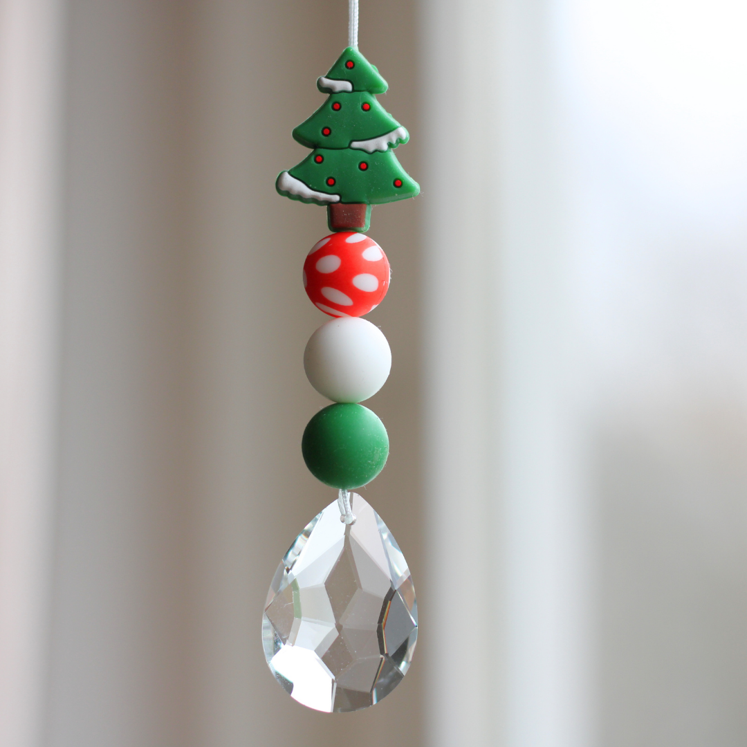 Sonnenfänger DIY Set – 10x Bastelset mit Kristallen, Perlen & Faden - Weihnachts-Edition Tannenbaum