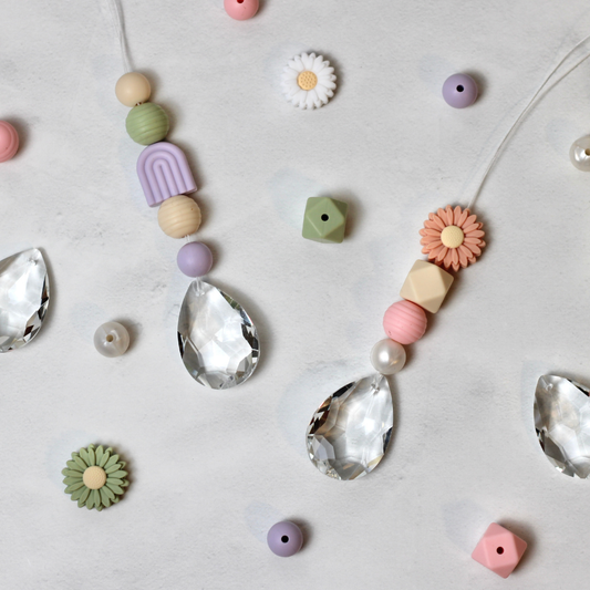 Sonnenfänger DIY Set – 10x Bastelset mit Kristallen, Perlen & Faden - Gänseblümchen Grün Lila