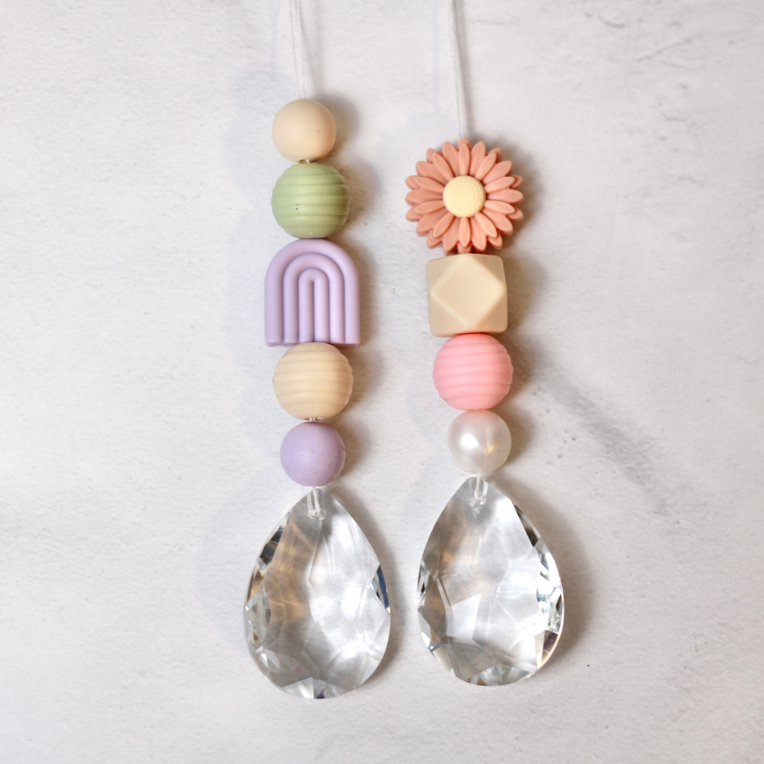 Sonnenfänger DIY Set – 10x Bastelset mit Kristallen, Perlen & Faden - Gänseblümchen Grün Lila